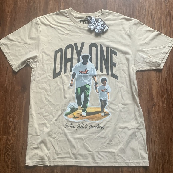 AKOO Men’s Graphic T-Shirt Short Sleeve Tee Day One Tan Size Large New - Picture 7 of 7